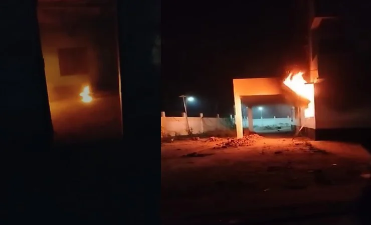 সাবেক মন্ত্রী শ ম রেজাউল করিমের বাড়িতে ভাঙচুর